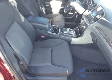 2019 Chrysler 300 Touring z USA, uszkodzony, nr VIN 2C3CCAAG8KH500965